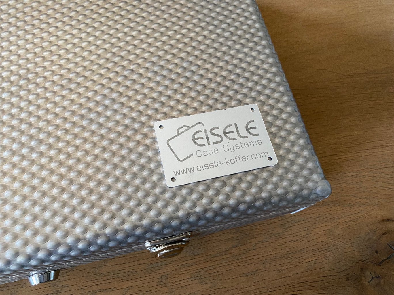 Namens-Emblem Alu blank eloxiert, lasergraviert grau